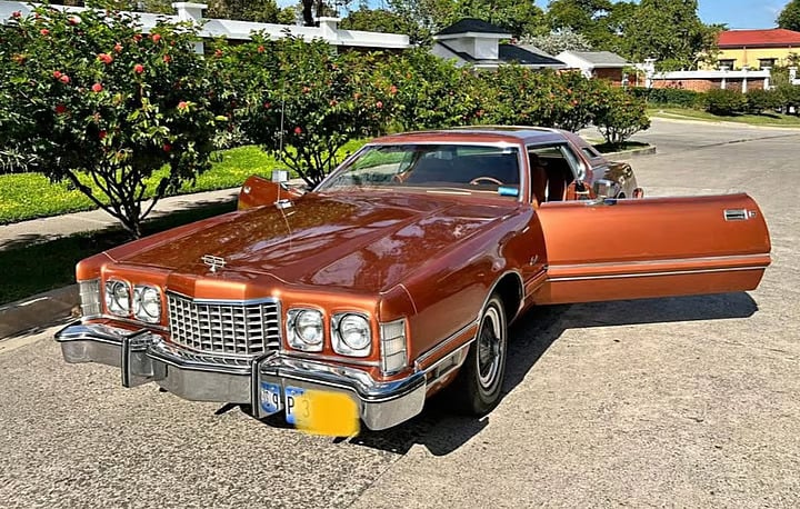 El Ford Thunderbird de 1975: Un Análisis Profundo del Clásico Lujo Americano